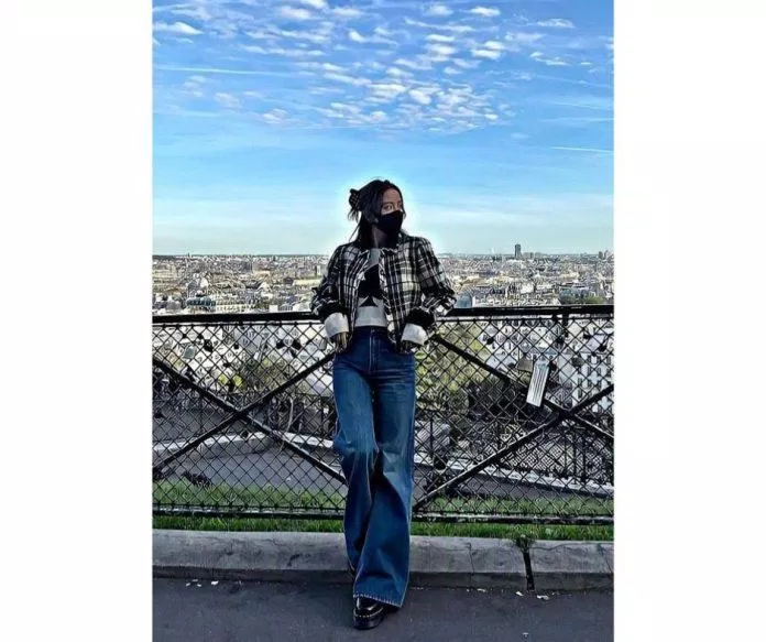 Áo khoác sọc caro phối cùng quần jeans dáng rộng (Nguồn ảnh: Internet) Áo khoác sọc caro phối cùng quần jeans dáng rộng (Nguồn ảnh: Internet)