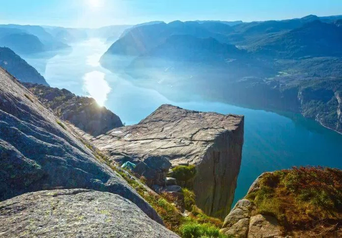 Đỉnh đá Preikestolen - nguồn: Internet Đỉnh đá Preikestolen - nguồn: Internet
