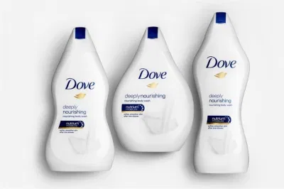 Nhiều chuyên gia cho rằng chiến dịch ”Real Beauty Bottles” đã phá hủy toàn bộ hình ảnh mà Dove nỗ lực xây dựng trong hơn một thập kỷ qua (Ảnh: Internet) Nhiều chuyên gia cho rằng chiến dịch ”Real Beauty Bottles” đã phá hủy toàn bộ hình ảnh mà Dove nỗ lực xây dựng trong hơn một thập kỷ qua (Ảnh: Internet)