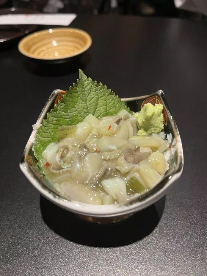 Món bạch tuộc sống ăn kèm với wasabi tại Kiwami, khi ăn có cảm giác tươi ngon và ngọt chứ không hề bị tanh (nguồn: Minh Như)