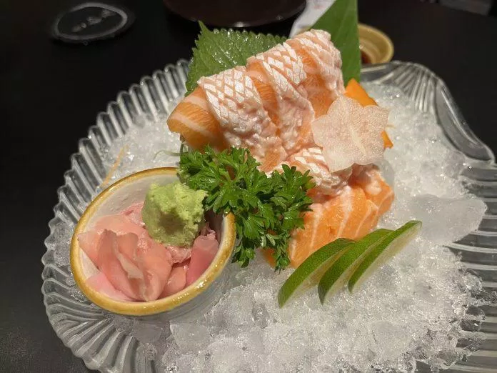 Sashimi bụng cá hồi có lẽ là món làm mình ấn tượng nhất tại Kiwami Japanese Nha Trang. Phần bụng cá tươi rói, béo ngậy, mềm tan trong miệng và không hề bị tanh (nguồn: Minh Như)