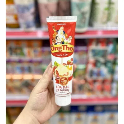 Một trong những sản phẩm hiện tại của sữa Ông Thọ có thể kể đến như dạng lon thiếc hình ống 380g đảm bảo an toàn cho việc vận chuyển và bảo quản (Ảnh: Internet) Một trong những sản phẩm hiện tại của sữa Ông Thọ có thể kể đến như dạng lon thiếc hình ống 380g đảm bảo an toàn cho việc vận chuyển và bảo quản (Ảnh: Internet)