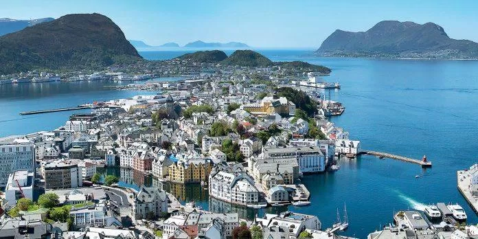 Thành phố cảng Ålesund - nguồn: Internet Thành phố cảng Ålesund - nguồn: Internet
