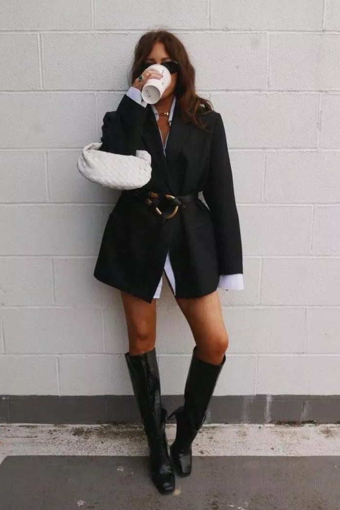 Dây thắt lưng bên ngoài blazer phom rộng là một cách phối đồ hay ho. Ảnh minh họa: @lonarluxe. Dây thắt lưng bên ngoài blazer phom rộng là một cách phối đồ hay ho. Ảnh minh họa: @lonarluxe.