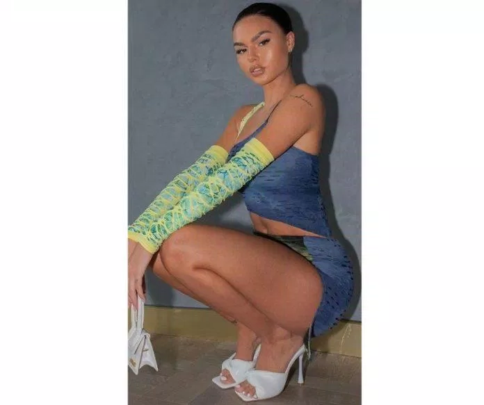 Váy cut out cùng tông màu loang bắt mắt