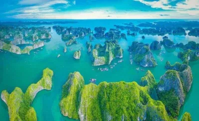 Khung cảnh hùng vĩ của vịnh Hạ Long (Ảnh: Internet) Khung cảnh hùng vĩ của vịnh Hạ Long (Ảnh: Internet)
