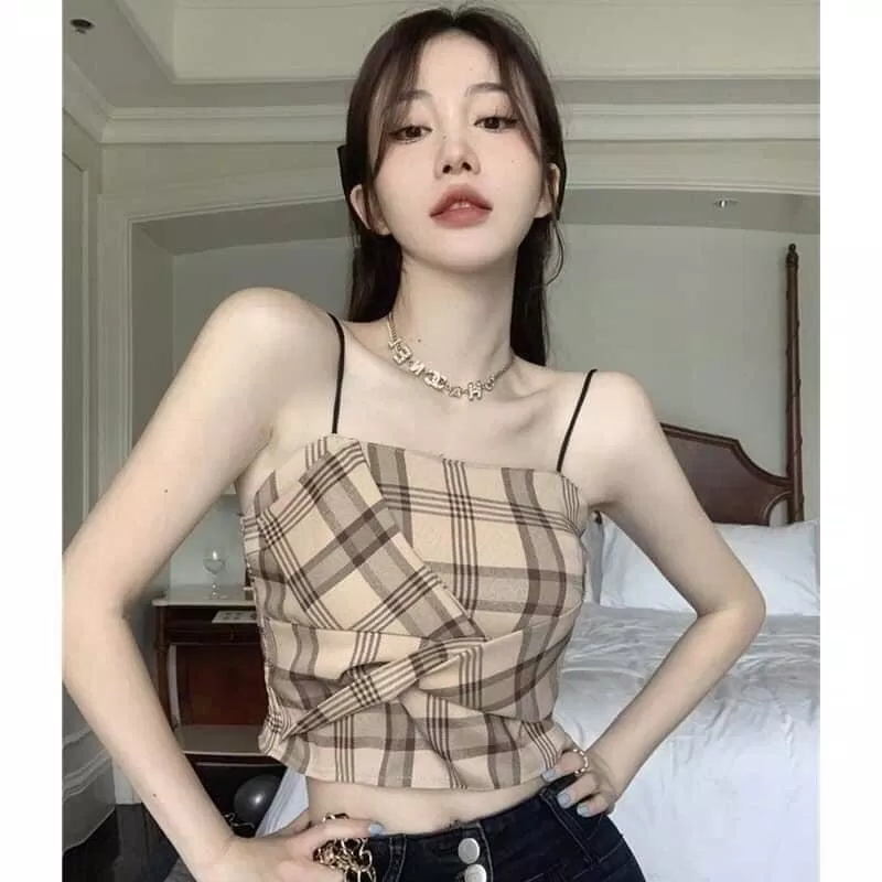 Kiểu áo hai dây quyến rũ, trẻ trung cho các chị em (Nguồn: Internet) Kiểu áo hai dây quyến rũ, trẻ trung cho các chị em (Nguồn: Internet)