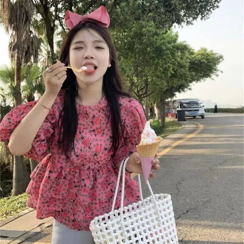 Kiểu sơ mi có hoạ tiết độc đáo khiến các cô gái vô cùng ngọt ngào (Nguồn: Internet) Kiểu sơ mi có hoạ tiết độc đáo khiến các cô gái vô cùng ngọt ngào (Nguồn: Internet)