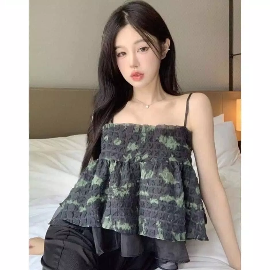 Kiểu áo hai dây quyến rũ, trẻ trung cho các chị em (Nguồn: Internet) Kiểu áo hai dây quyến rũ, trẻ trung cho các chị em (Nguồn: Internet)