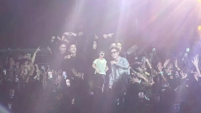 Cici cùng bố Justatee trong ''Show diễn của Đen'' tại Hà Nội (Nguồn: Internet) idol giới trẻ Cici Anh Chi - bé gái nhà Justatee - đáng yêu đến thế nào? CiCi cici anh chi Con gái Justatee con gái justatee và mẹ Trâm Anh đáng yêu giới trẻ hot girl Tây Hồ Cici idol giới trẻ cici