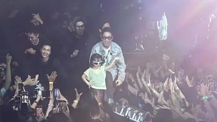 Cici cùng bố Justatee trong ''Show diễn của Đen'' tại Hà Nội (Nguồn: Internet) idol giới trẻ Cici Anh Chi - bé gái nhà Justatee - đáng yêu đến thế nào? CiCi cici anh chi Con gái Justatee con gái justatee và mẹ Trâm Anh đáng yêu giới trẻ hot girl Tây Hồ Cici idol giới trẻ cici