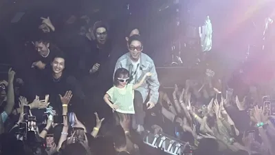 Cici cùng bố Justatee trong ''Show diễn của Đen'' tại Hà Nội (Nguồn: Internet) idol giới trẻ Cici Anh Chi - bé gái nhà Justatee - đáng yêu đến thế nào? CiCi cici anh chi Con gái Justatee con gái justatee và mẹ Trâm Anh đáng yêu giới trẻ hot girl Tây Hồ Cici idol giới trẻ cici
