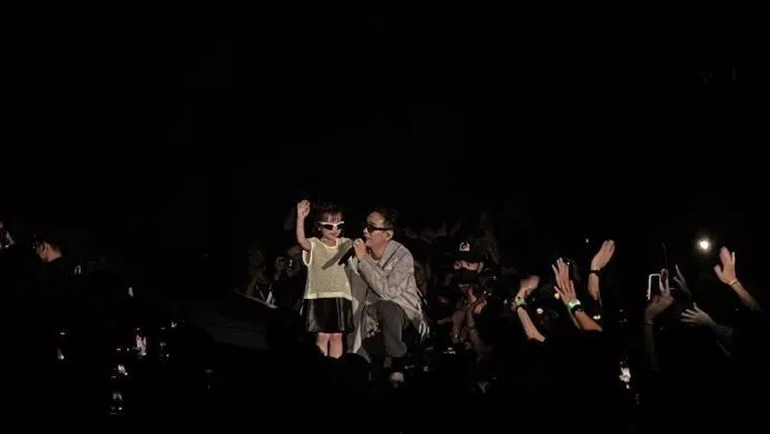 Cici cùng bố Justatee trong ''Show diễn của Đen'' tại Hà Nội (Nguồn: Internet) idol giới trẻ Cici Anh Chi - bé gái nhà Justatee - đáng yêu đến thế nào? CiCi cici anh chi Con gái Justatee con gái justatee và mẹ Trâm Anh đáng yêu giới trẻ hot girl Tây Hồ Cici idol giới trẻ cici