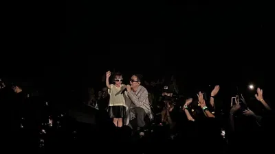 Cici cùng bố Justatee trong ''Show diễn của Đen'' tại Hà Nội (Nguồn: Internet) idol giới trẻ Cici Anh Chi - bé gái nhà Justatee - đáng yêu đến thế nào? CiCi cici anh chi Con gái Justatee con gái justatee và mẹ Trâm Anh đáng yêu giới trẻ hot girl Tây Hồ Cici idol giới trẻ cici