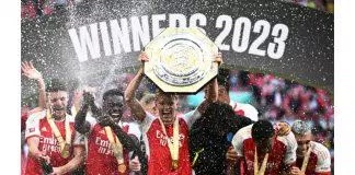 Các cầu thủ Arsenal vui mừng nâng cao Cup vô địch (nguồn ảnh: Internet)