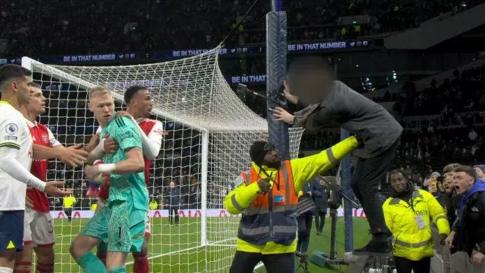 Thủ thành của Arsenal bị cổ động viên Tottenham lao xuống đá vào người (nguồn ảnh: Internet) Thủ thành của Arsenal bị cổ động viên Tottenham lao xuống đá vào người (nguồn ảnh: Internet)