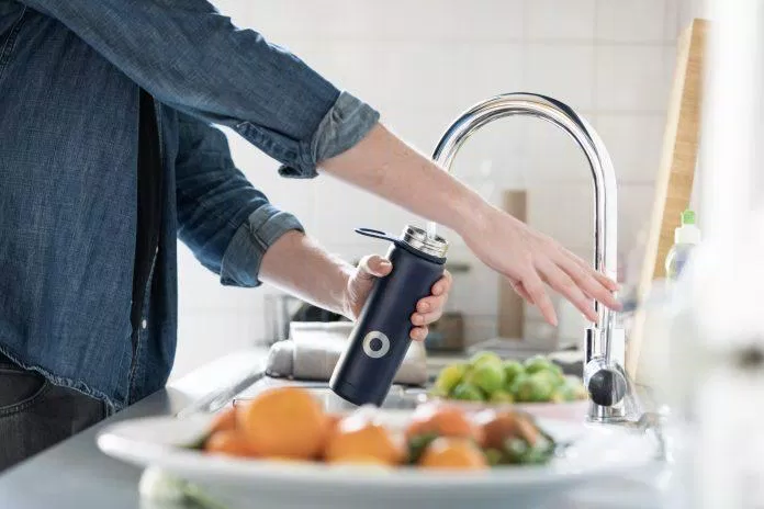 Uống đủ nước giúp bạn khỏe mạnh bên trong, tươi trẻ bên ngoài. (Nguồn: Internet) Uống đủ nước giúp bạn khỏe mạnh bên trong, tươi trẻ bên ngoài. (Nguồn: Internet)