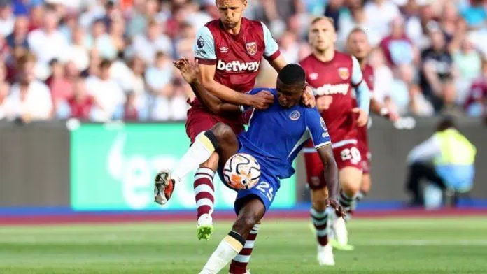 Caicedo phạm lỗi trong vòng cấm khiến Chelsea chịu một quả phạt đền (nguồn ảnh: Internet) Caicedo phạm lỗi trong vòng cấm khiến Chelsea chịu một quả phạt đền (nguồn ảnh: Internet)