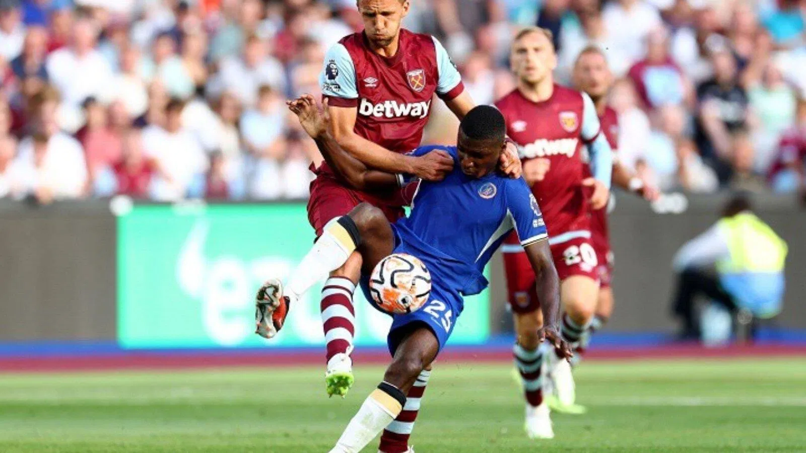 Caicedo phạm lỗi trong vòng cấm khiến Chelsea chịu một quả phạt đền (nguồn ảnh: Internet) Caicedo phạm lỗi trong vòng cấm khiến Chelsea chịu một quả phạt đền (nguồn ảnh: Internet)