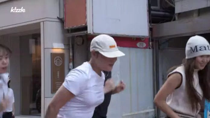 Chaerin cùng các thành viên KLWC nhảy Super Shy trên đường phố (nguồn ảnh: Kizzle)