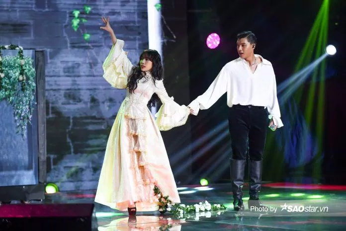 HIEUTHUHAI cùng sự hỗ trợ của người chị LyLy trong chương trình King Of Rap. Nguồn ảnh: Internet.
