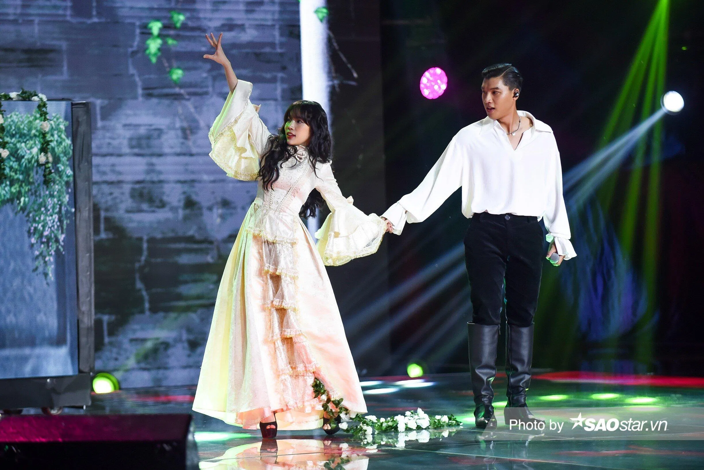 HIEUTHUHAI cùng sự hỗ trợ của người chị LyLy trong chương trình King Of Rap. Nguồn ảnh: Internet.