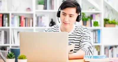 Học nghe (Nguồn: Internet).