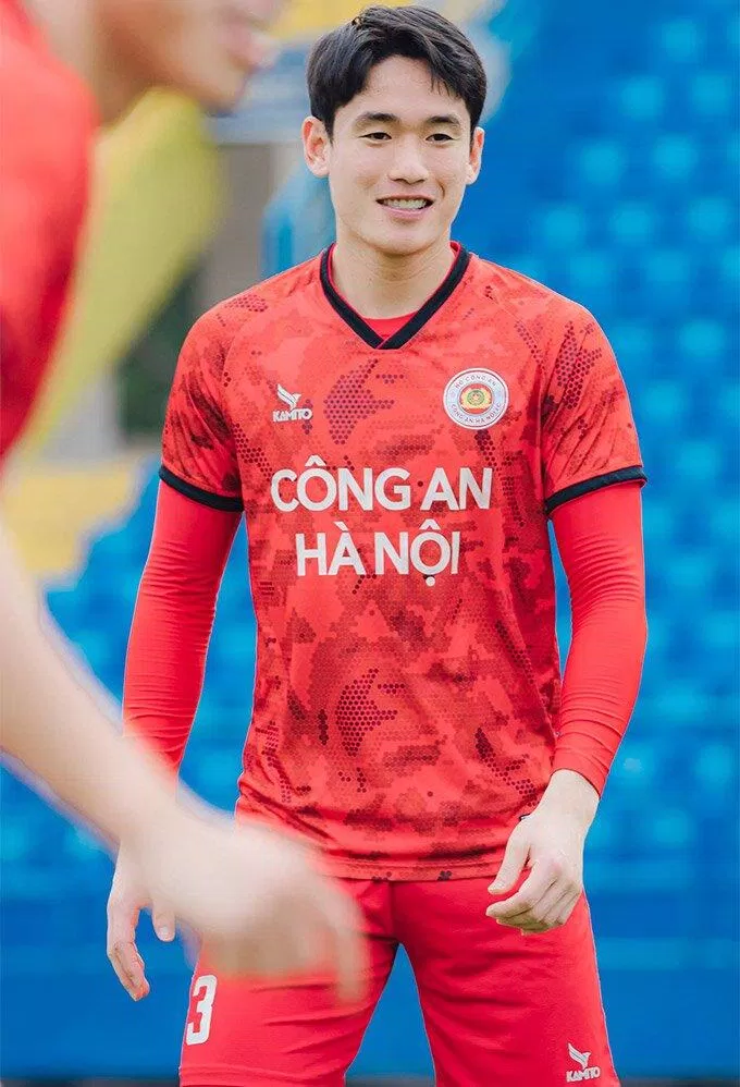 Huỳnh Tấn Sinh với lần thứ 3 vô địch V.League cùng Công An Hà Nội (Ảnh: Internet) Huỳnh Tấn Sinh với lần thứ 3 vô địch V.League cùng Công An Hà Nội (Ảnh: Internet)