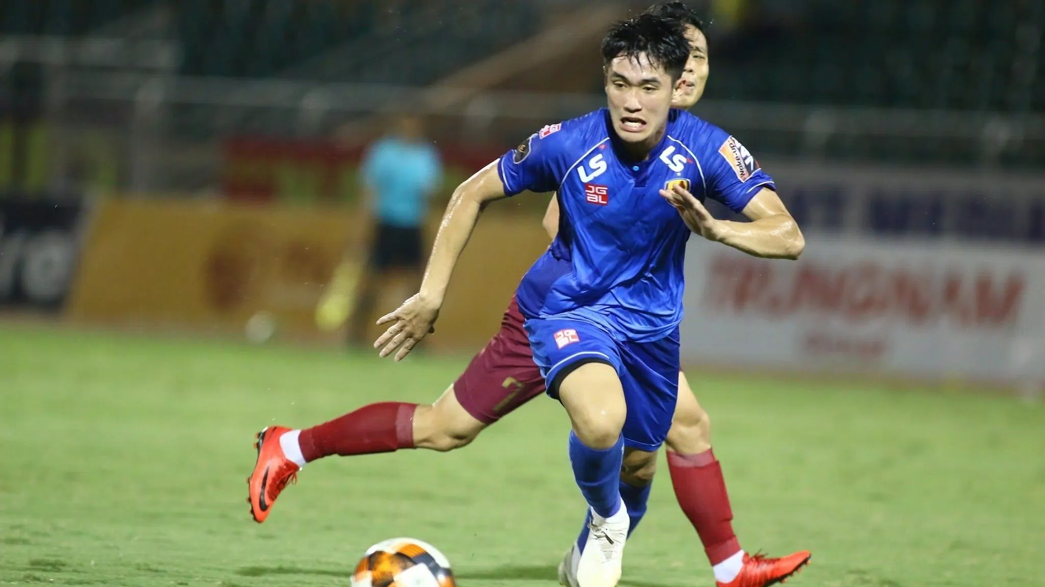 Huỳnh Tấn Sinh có chiếc cúp vô địch cùng đội bóng quê hương (Ảnh: Internet)