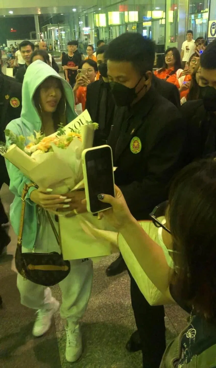 Nữ nghệ sĩ đặt chân đến Hà Nội trong đêm muộn (Ảnh: Internet)