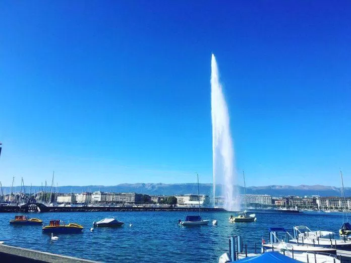 Jet d'Eau - nguồn: Internet 10 địa điểm không thể bỏ qua khi du lịch Geneva - Thành phố xinh đẹp và đa dạng của Thụy Sĩ Bảo tàng Liên Hợp Quốc Château de Chillon Công viên Bông Sen Parc des Bastions Du lịch du lịch geneva hấp dẫn hồ geneva Jet d Eau khám phá Nhà hát Grand Théâtre de Genève Nhà thờ St Pierre nổi tiếng Quận cổ Geneva Vieille Ville Quảng trường Bourg de Four thông tin Top 10 Viện bảo tàng nghệ thuật Geneva