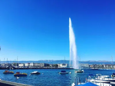 Jet d'Eau - nguồn: Internet 10 địa điểm không thể bỏ qua khi du lịch Geneva - Thành phố xinh đẹp và đa dạng của Thụy Sĩ Bảo tàng Liên Hợp Quốc Château de Chillon Công viên Bông Sen Parc des Bastions Du lịch du lịch geneva hấp dẫn hồ geneva Jet d Eau khám phá Nhà hát Grand Théâtre de Genève Nhà thờ St Pierre nổi tiếng Quận cổ Geneva Vieille Ville Quảng trường Bourg de Four thông tin Top 10 Viện bảo tàng nghệ thuật Geneva