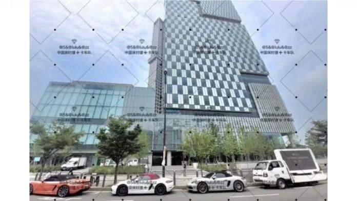 Những chiếc Porsche đã được cho thuê như một phần của cuộc biểu tình vì người ta đồn đoán rằng Joshua đã mua một chiếc Porsche cho bạn gái của mình (nguồn ảnh: Internet)