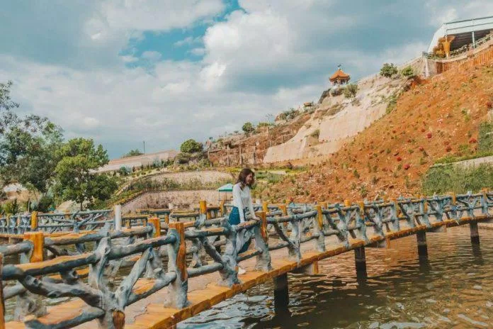 Khung cảnh thác nước thơ mộng (Nguồn: Internet) Khung cảnh thác nước thơ mộng (Nguồn: Internet)