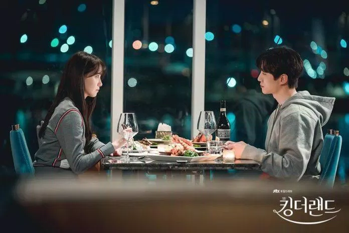 Những khoảnh khắc lãng mạn nhất của cặp đôi Gu Won và Choeng Sa Rang. (Nguồn: Internet)