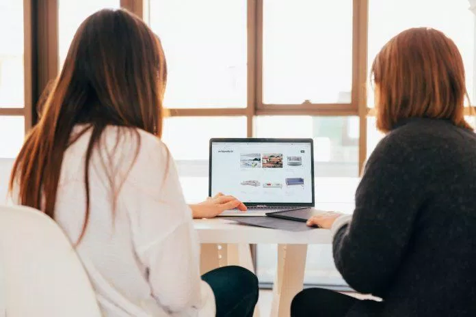Giao tiếp không chỉ giúp bạn tạo thêm những mối quan hệ mới mà còn giúp bạn chia sẻ được rất nhiều vấn đề. (Nguồn: Internet) Giao tiếp không chỉ giúp bạn tạo thêm những mối quan hệ mới mà còn giúp bạn chia sẻ được rất nhiều vấn đề. (Nguồn: Internet)