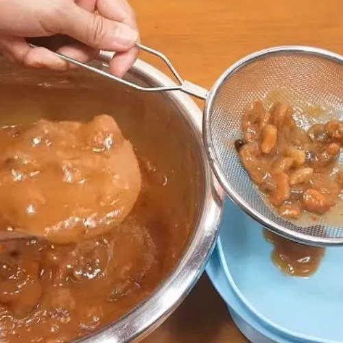 Lọc me bằng nước ấm. (Nguồn: Internet)