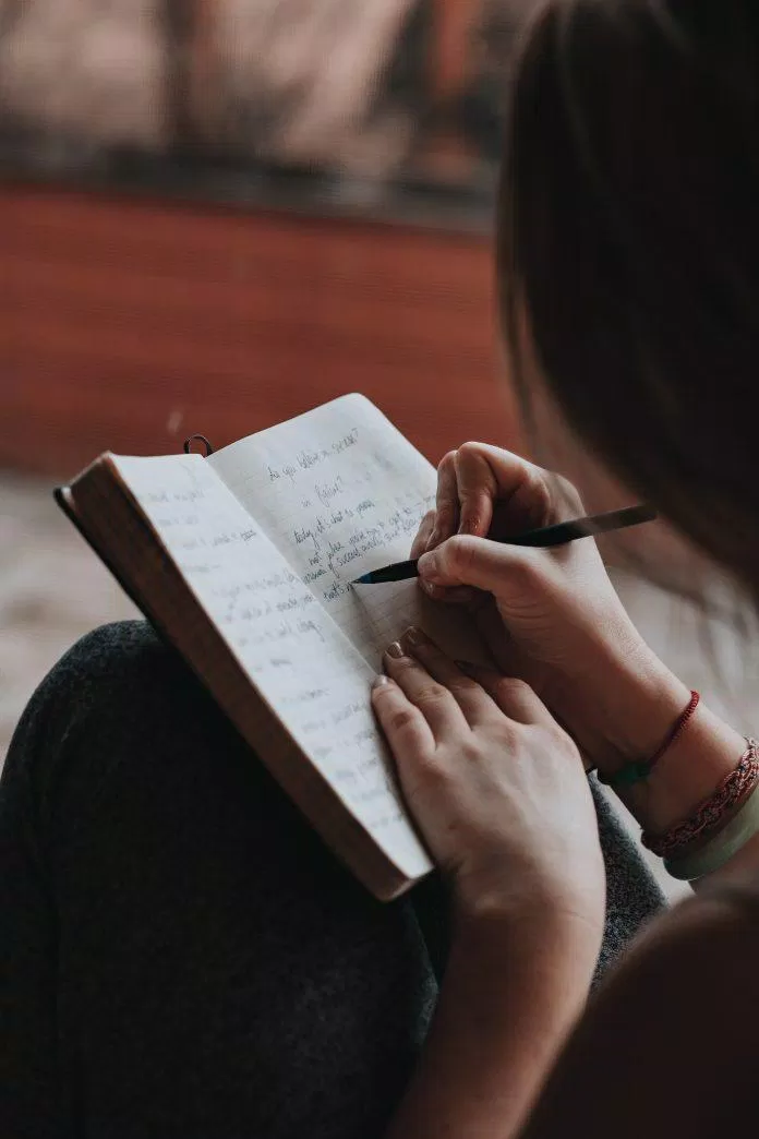 Viết ra những gì bạn đang suy nghĩ như một cách tự chữa lành. (Nguồn: Internet) Viết ra những gì bạn đang suy nghĩ như một cách tự chữa lành. (Nguồn: Internet)