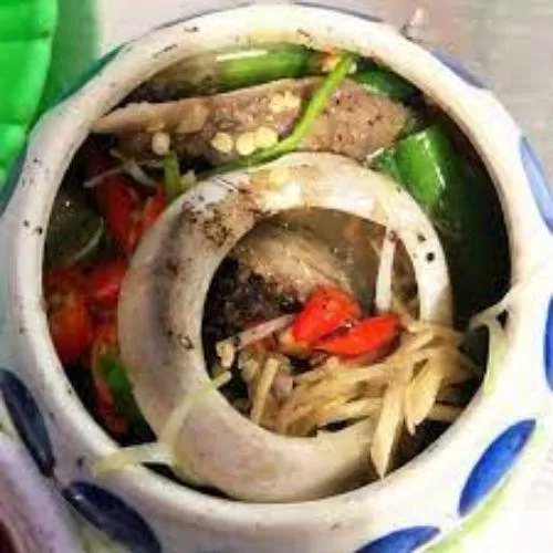 Mắt cá ngừ đại dương được nấu với các gia vị nồng để khử mùi tanh (Nguồn: Internet)