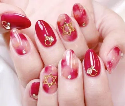 Mẫu nail cô dâu đỏ cho váy cưới truyền thống (Ảnh: Internet) Mẫu nail cô dâu đỏ cho váy cưới truyền thống (Ảnh: Internet)