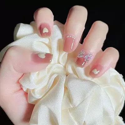 Mẫu nail cô dâu đẹp hot trend nhất 2023 (Ảnh: Internet)