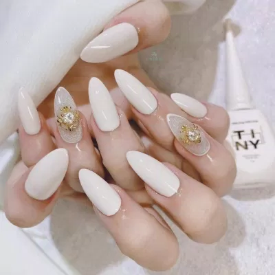 Mẫu nail cô dâu màu trắng đơn giản, thanh lịch (Ảnh: Internet)