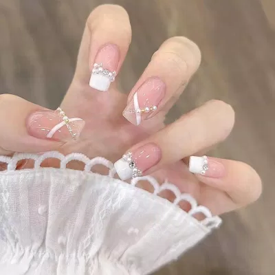 Mẫu nail cô dâu đẹp hot trend nhất 2023 (Ảnh: Internet)