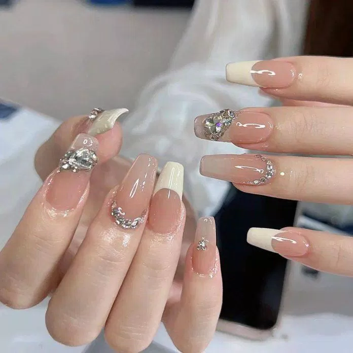 Mẫu nail cô dâu đẹp hot trend nhất 2023 (Ảnh: Internet) Mẫu nail cô dâu đẹp hot trend nhất 2023 (Ảnh: Internet)