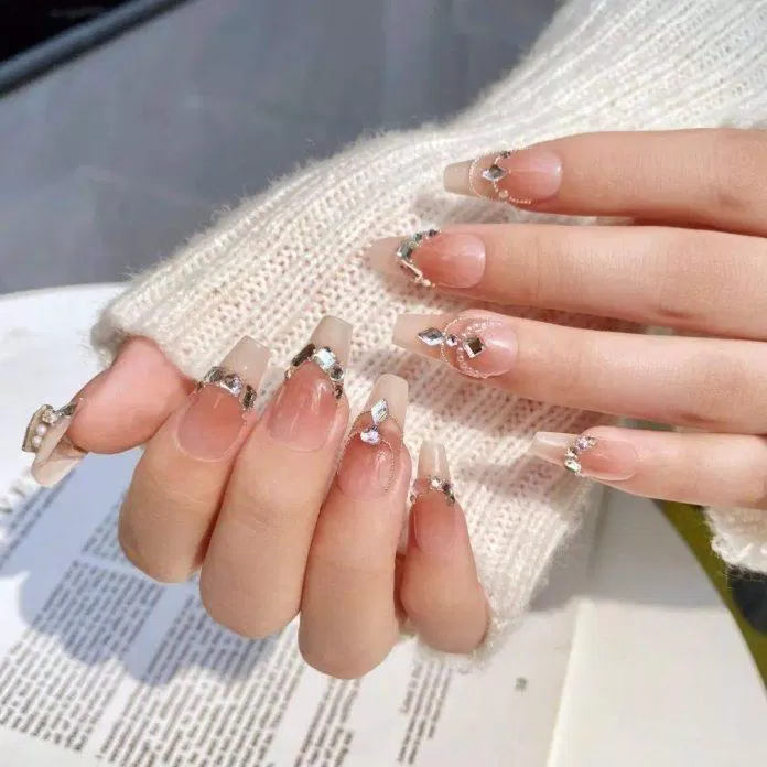 Mẫu nail cô dâu đẹp hot trend nhất 2023 (Ảnh: Internet)