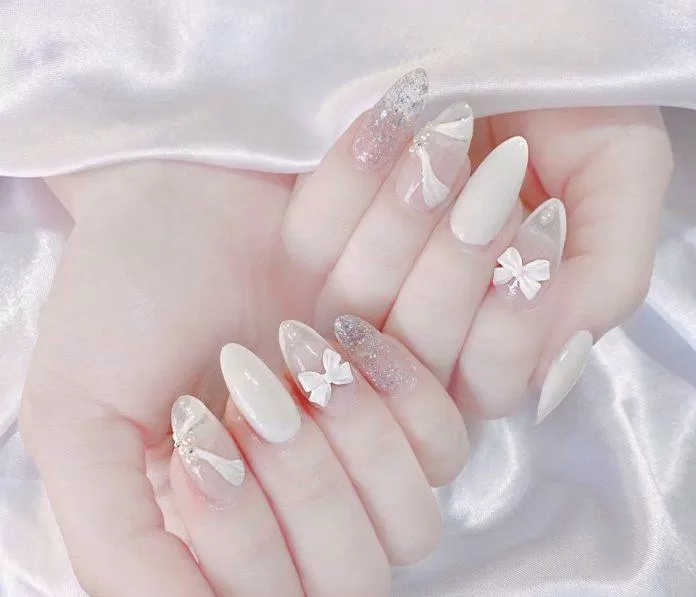 Mẫu nail cô dâu màu trắng đơn giản, thanh lịch (Ảnh: Internet) Mẫu nail cô dâu màu trắng đơn giản, thanh lịch (Ảnh: Internet)
