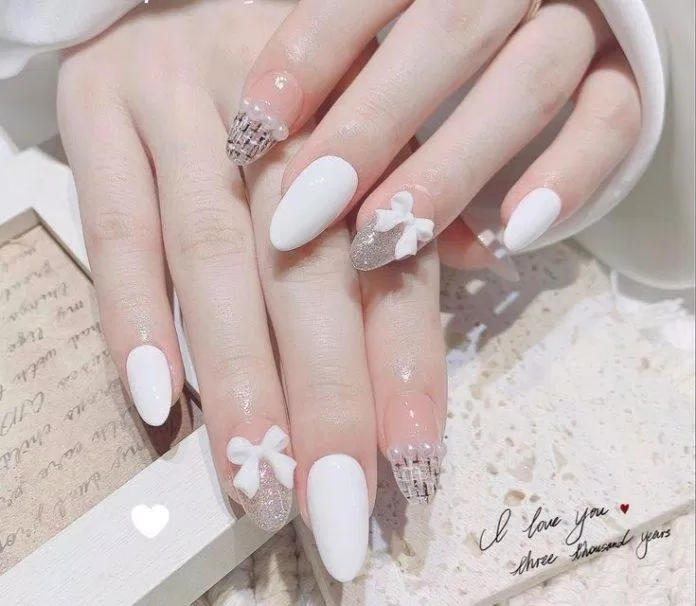 Mẫu nail cô dâu màu trắng đơn giản, thanh lịch (Ảnh: Internet)