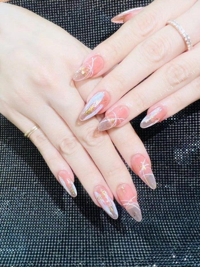 Mẫu nail cô dâu màu trắng đơn giản, thanh lịch (Ảnh: Internet)