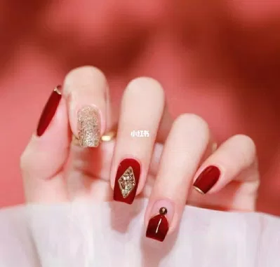 Mẫu nail cô dâu đỏ cho váy cưới truyền thống (Ảnh: Internet)