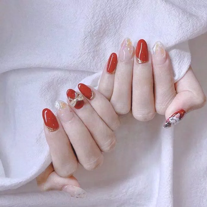 Mẫu nail cô dâu đỏ cho váy cưới truyền thống (Ảnh: Internet)